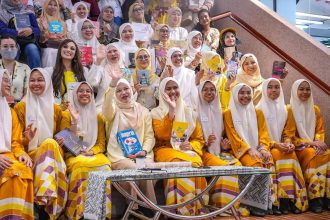 Kelabperempuanmmebaca1