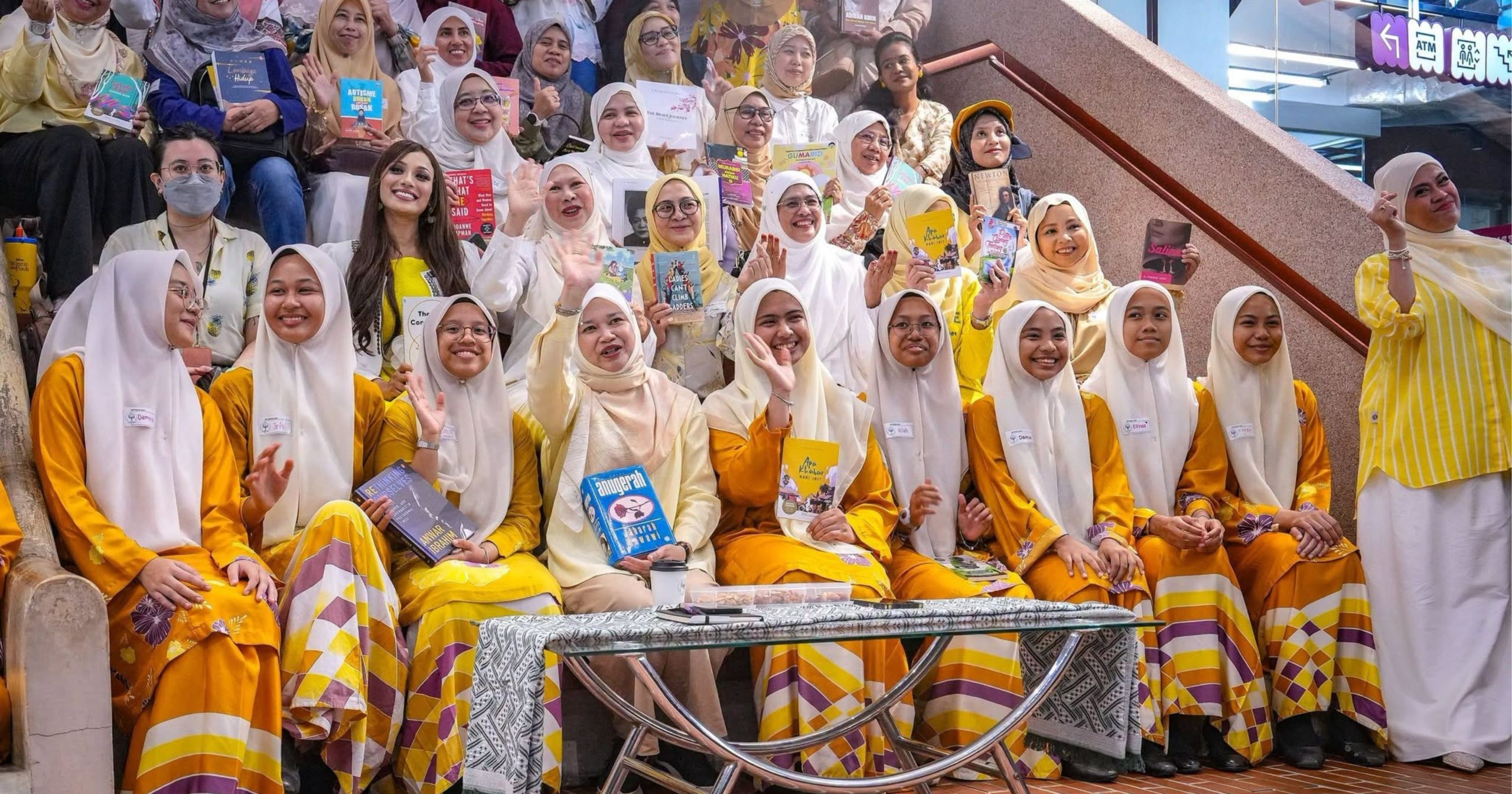 Kelabperempuanmmebaca1